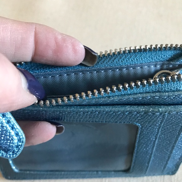 15% off 🥳🌟🎉HP!! Coach ID holder. - Picture 3 of 4